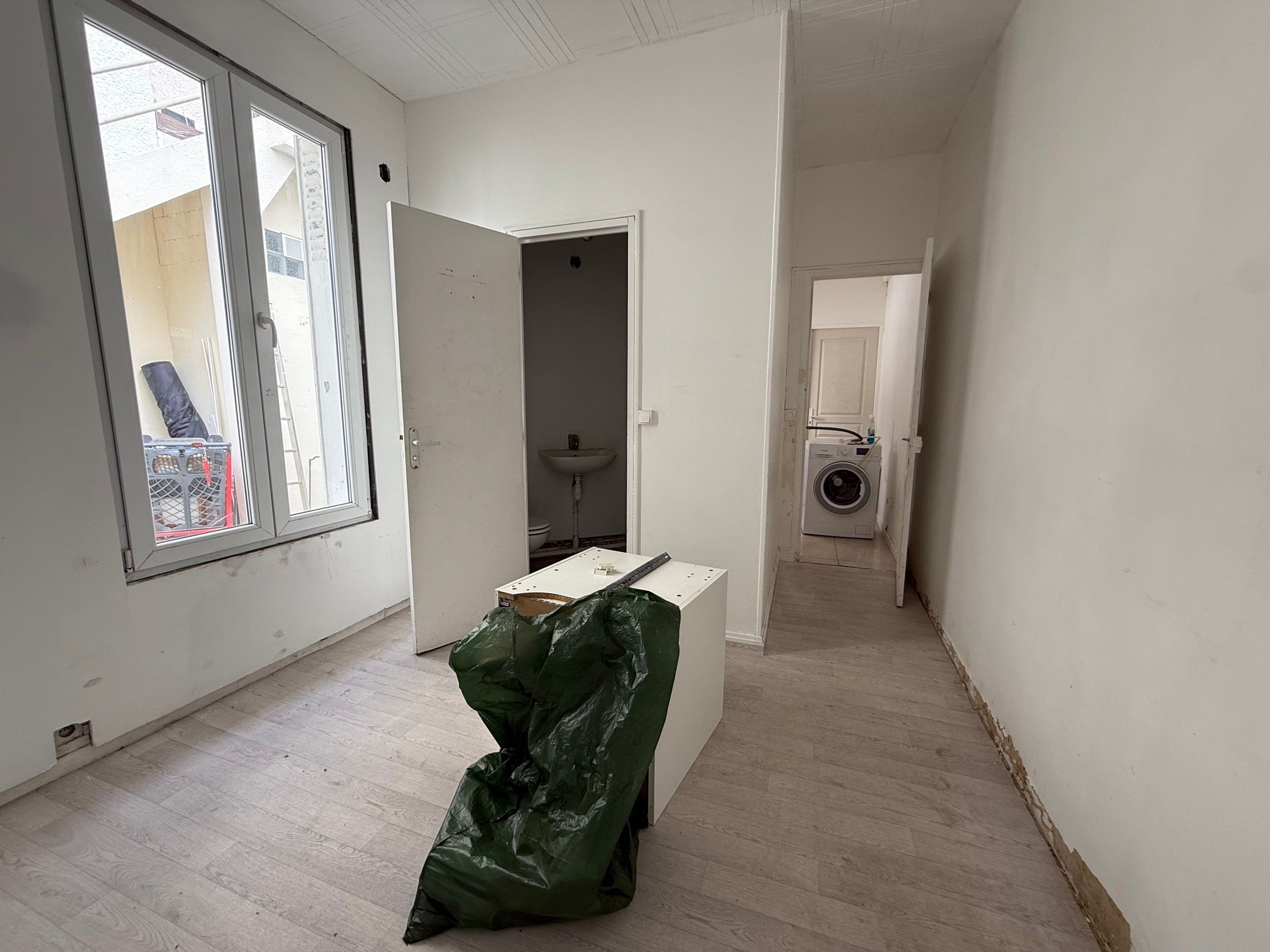 Le séjour, avant et après travaux après travaux