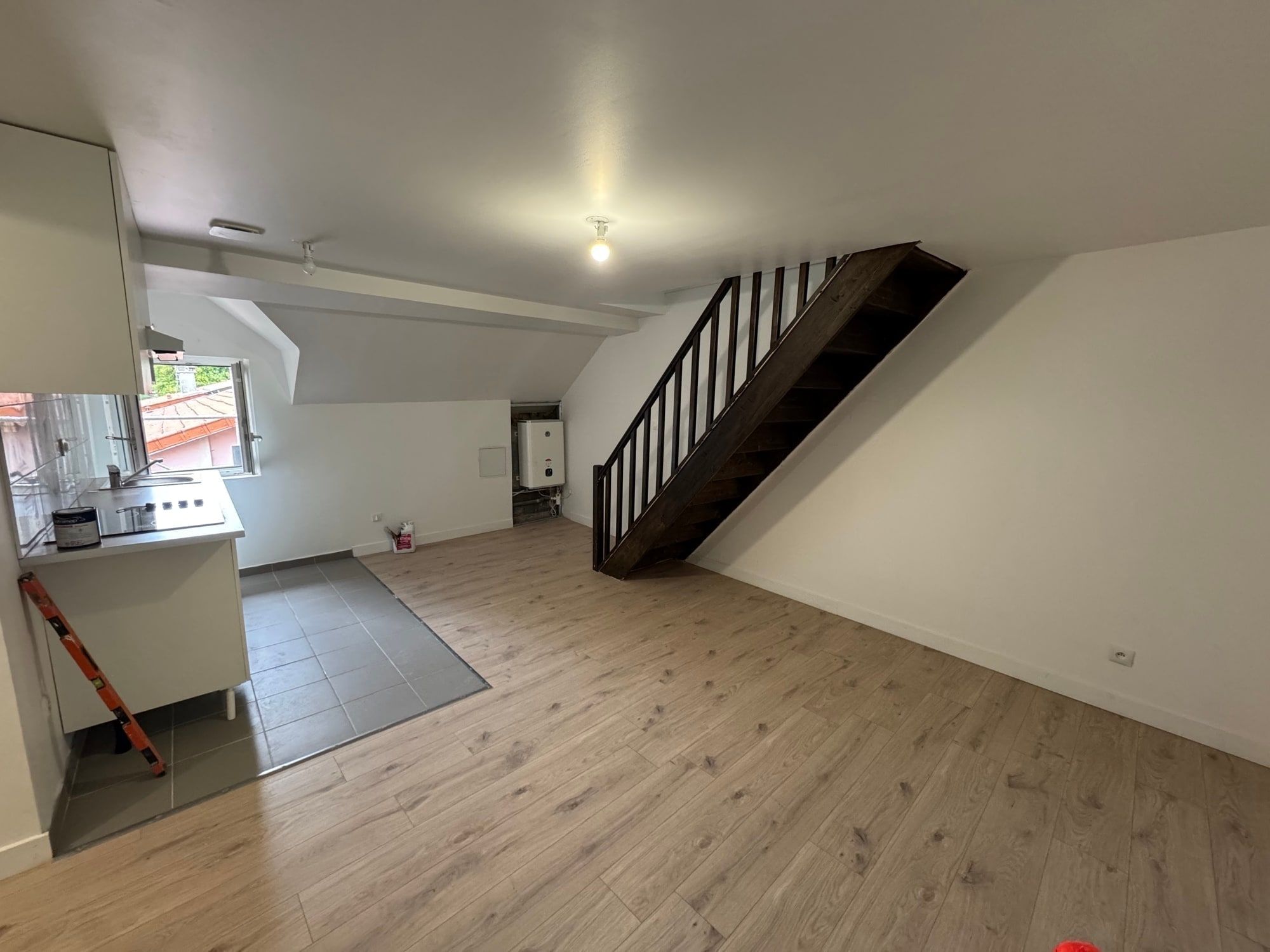 Le séjour et son escalier après travaux