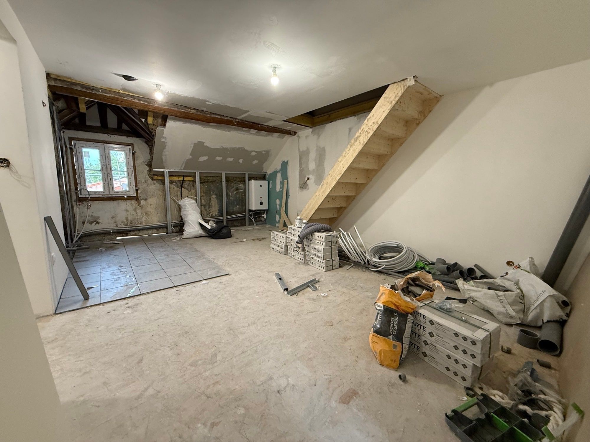 Le séjour et son escalier avant travaux