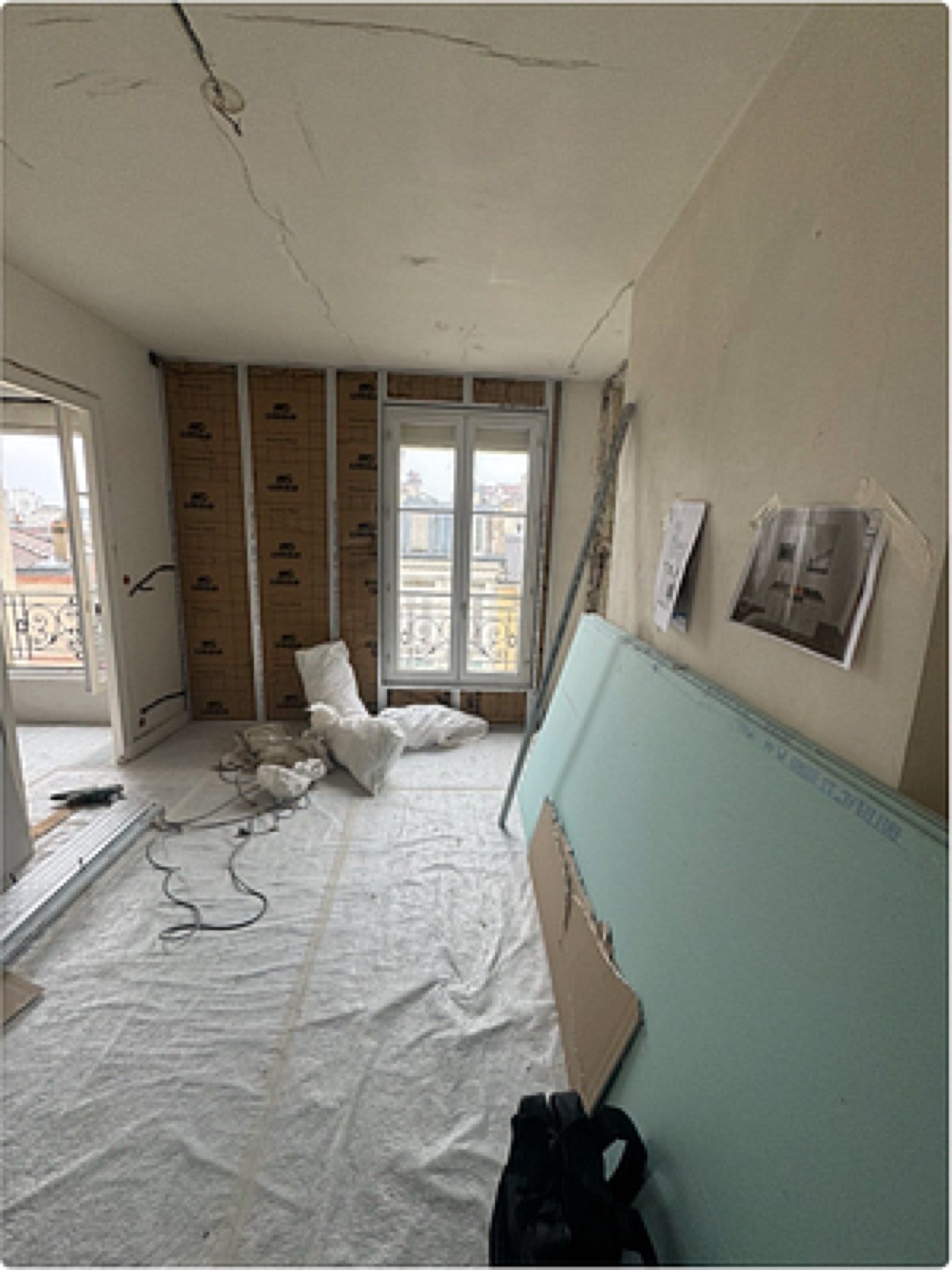 Le séjour et la cuisine avant travaux